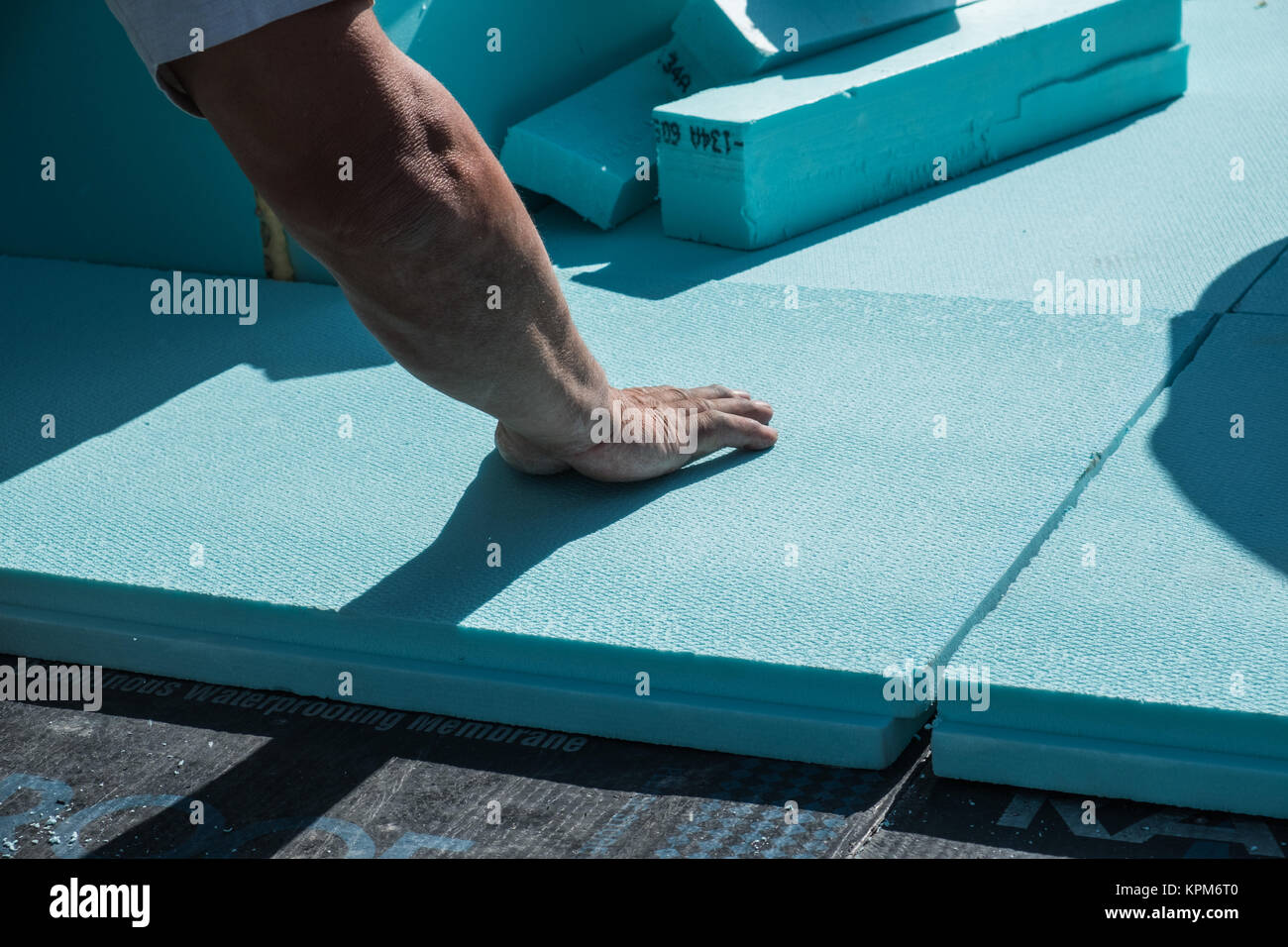 Trabajador colocar placas de aislamiento de poliestireno XPS en el techo  plano Fotografía de stock - Alamy