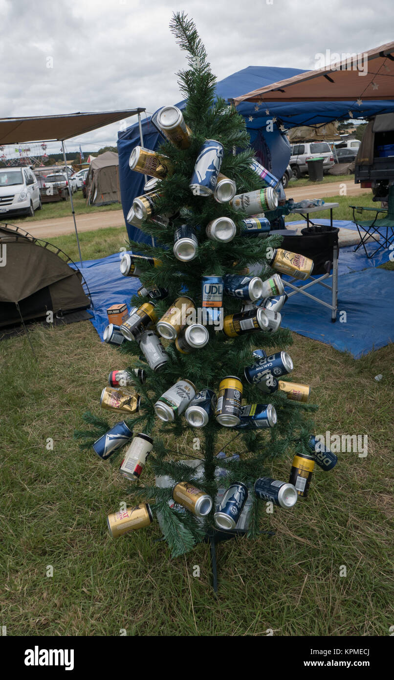 Green pequeño árbol de navidad artificial decorado con vacío azul, dorado,  azul y blanco, la cerveza o la sidra latas a Meredith Music Festival  Fotografía de stock - Alamy