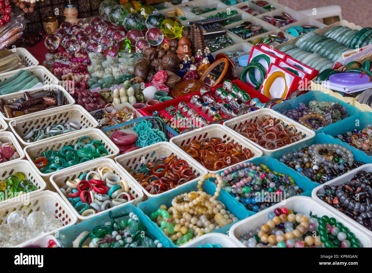 Bangkok, Tailandia. Surtido de pulseras y anillos de plástico, en Chinatown. Foto de stock
