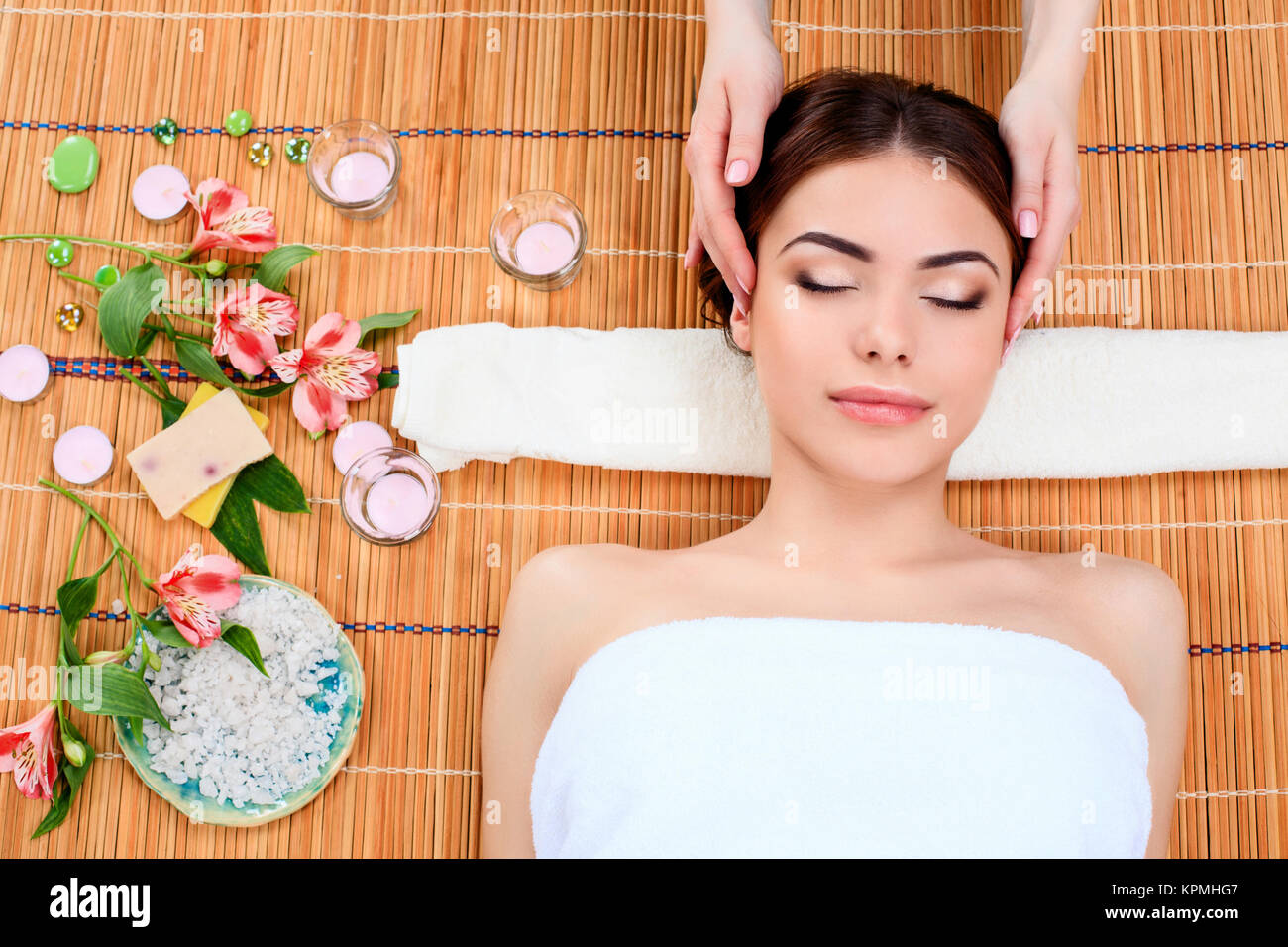 Hermosa joven en un salón spa Foto de stock