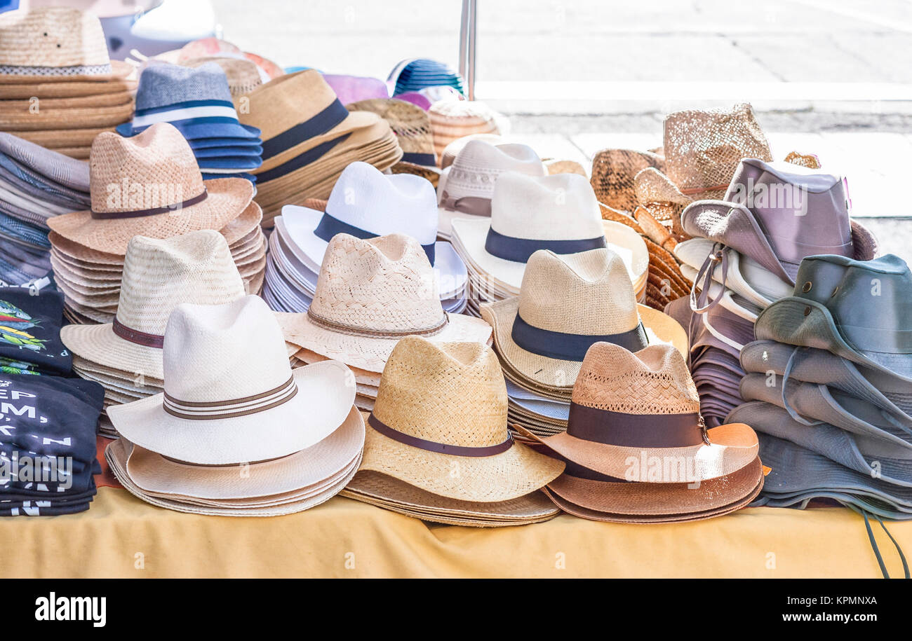 Todo tipo de sombreros para hombres en venta en un stand de un mercado  local Fotografía de stock - Alamy