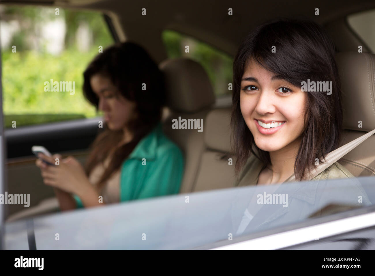 Las Niñas Adolescentes Texting En El Asiento De Atrás Fotografía De Stock Alamy 6897