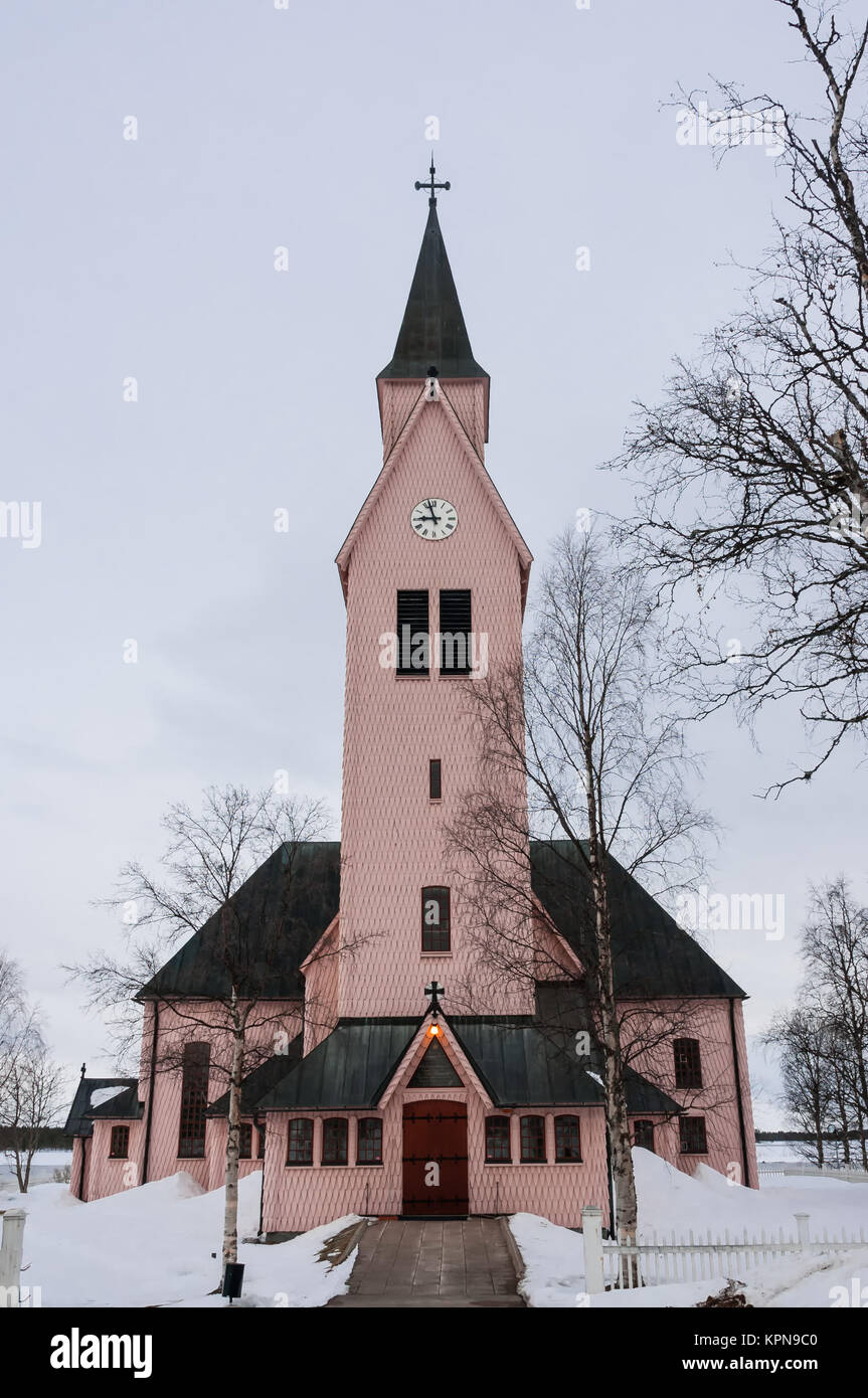 Iglesia de madera con schin sopaipillas en Arjeplog: Laponia a orillas del sÃ¤lla,el campanario mirando hacia el este. Foto de stock