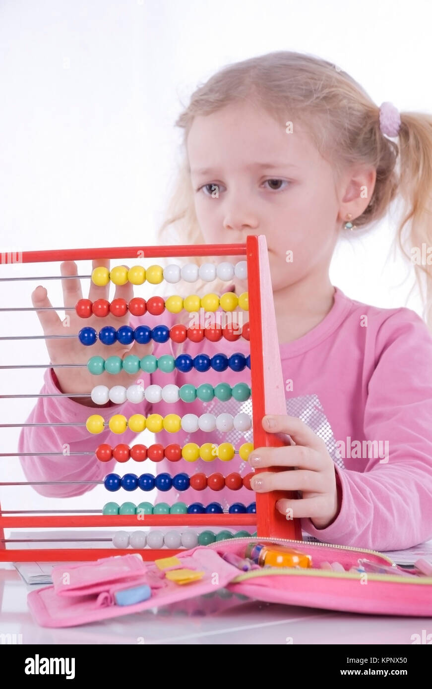 Modelo De Liberación Schulmaedchen 7 Jahre Rechnet Mit Abakus Escuela Chica Con Abacus 