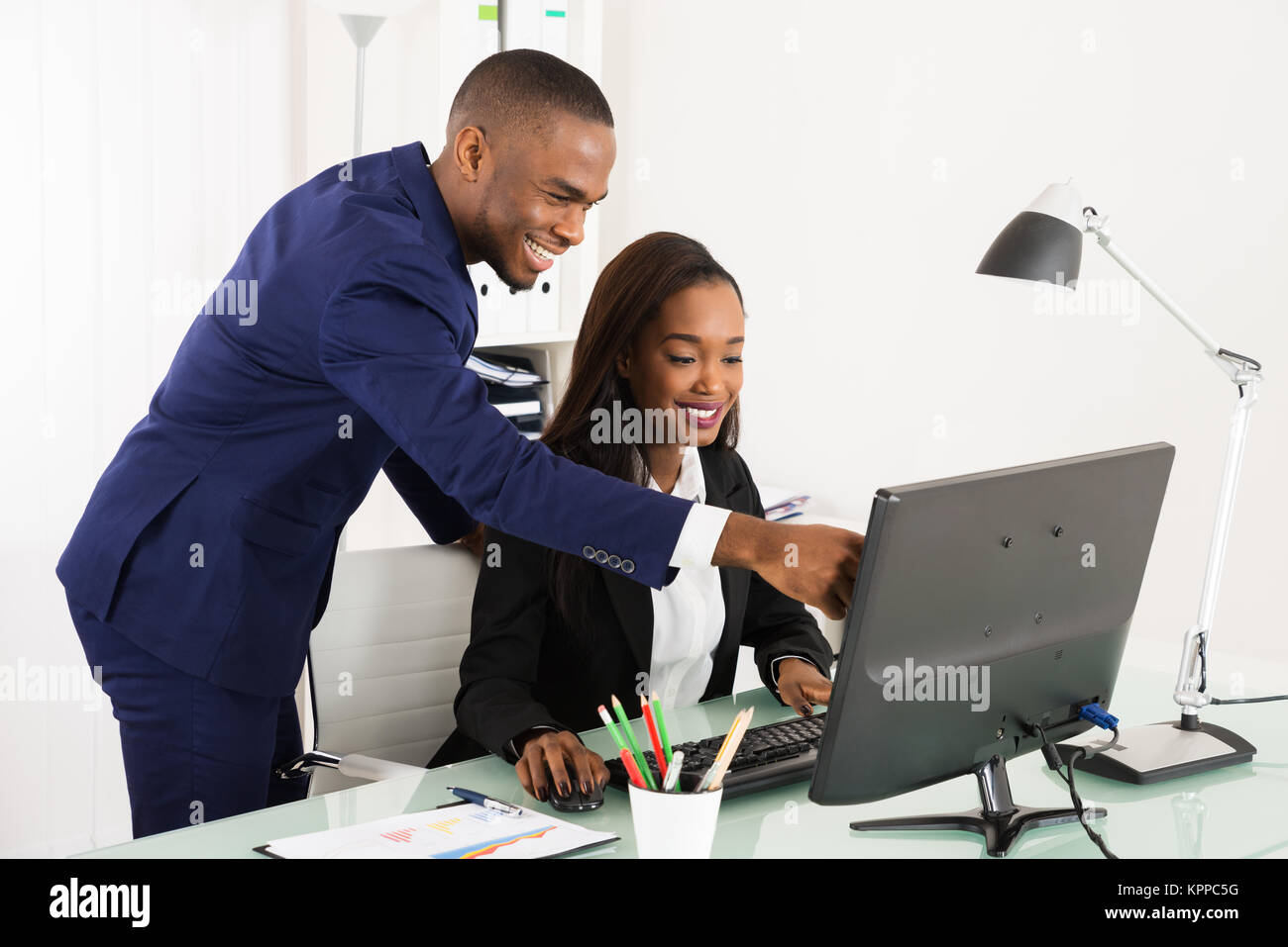 Los empresarios trabajan en equipo en Office Foto de stock
