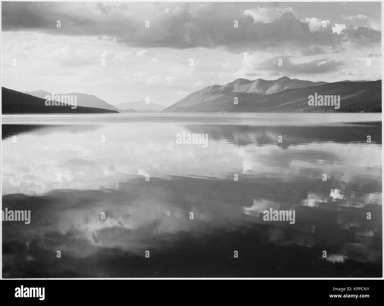 El lago y las montañas 'McDonald Lake Glacier National Park en Montana. 1933 - 1942 Foto de stock
