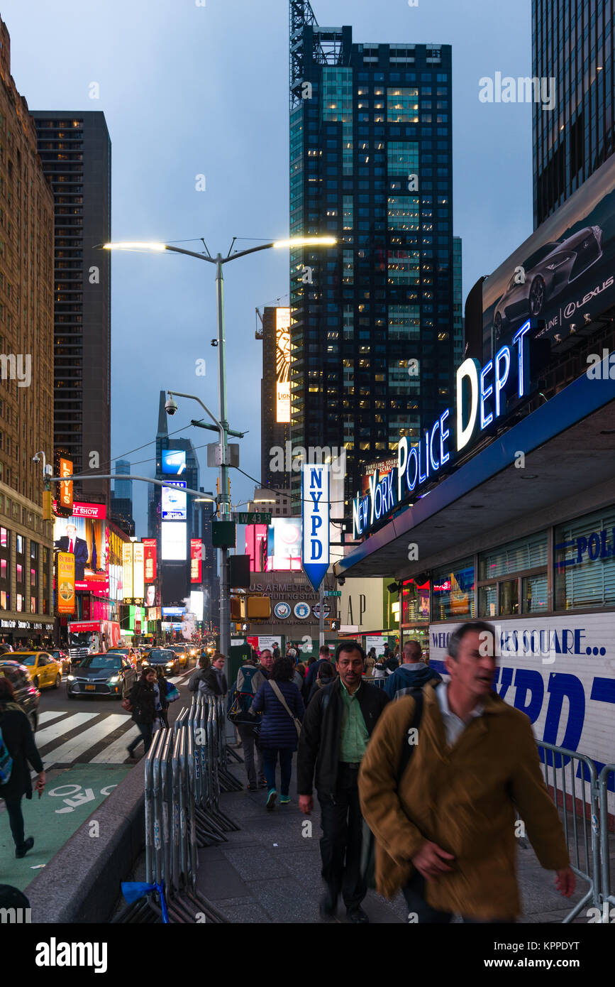 Vistas de Times Square mostrando el Departamento de Policía de Nueva York (NYPD) oficina con gente caminando sobre pavimento, Nueva York, EE.UU. Foto de stock