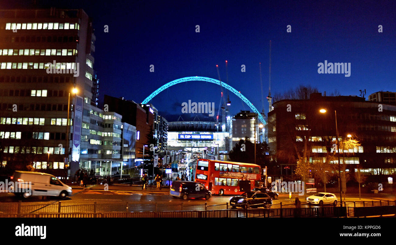 El arco de Wembley visto desde la estación de metro antes de la Premier League entre Tottenham Hotspur y Brighton y Hove Albion en el estadio de Wembley en Londres. 13 Dec 2017 Foto de stock