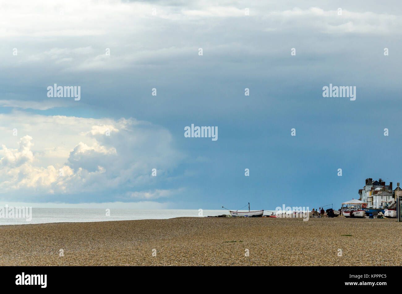 Vista de viviendas en la ciudad de Aldeburgh a través Aldeburg playa. Ciudad costera inglesa en Suffolk, Reino Unido Foto de stock
