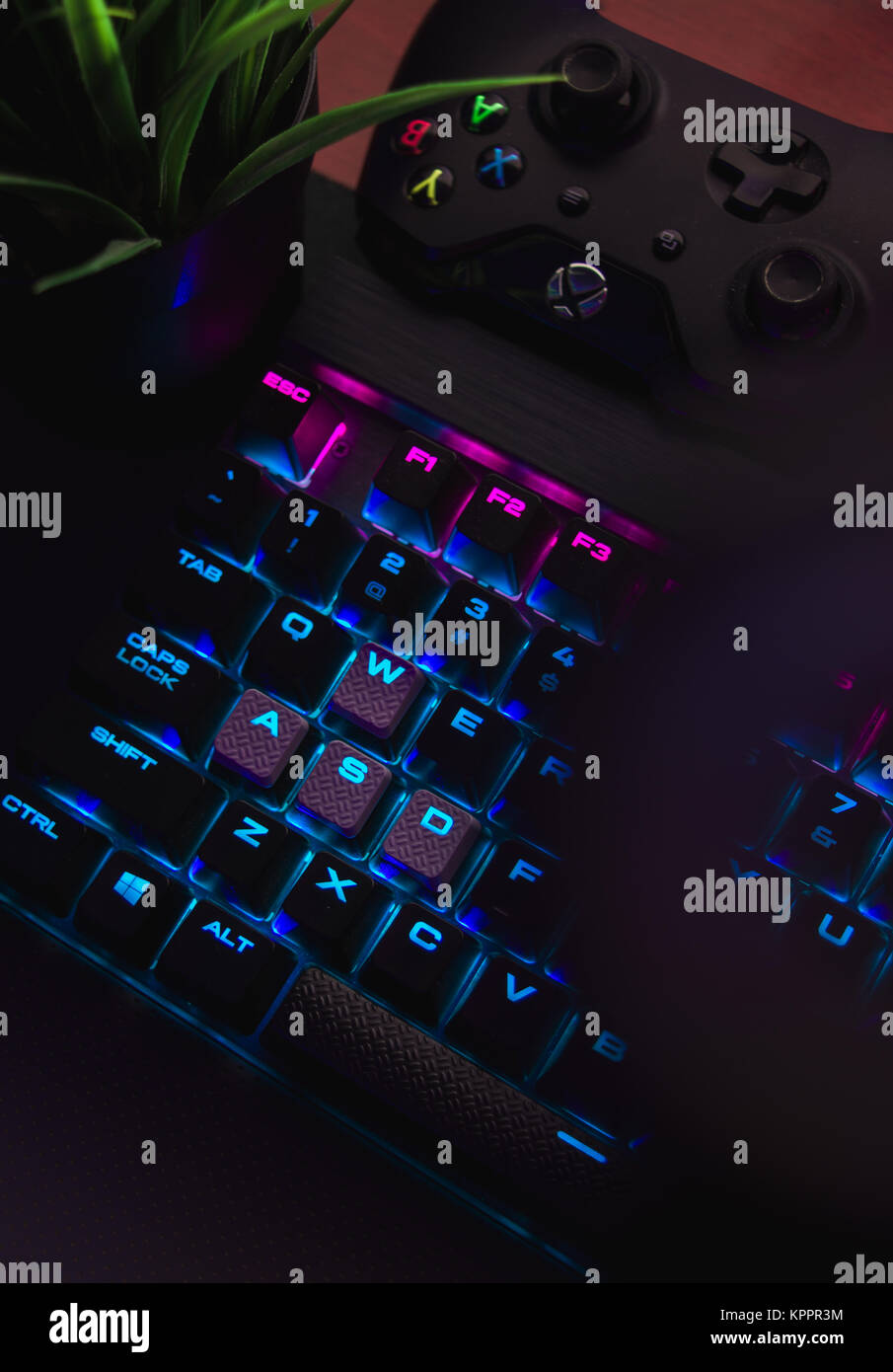 Corsair Gaming Keyboard y un controlador de Xbox Foto de stock