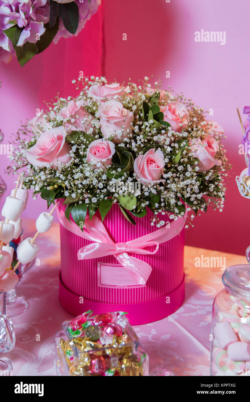 Bouquet de flores rosadas redondeado. Bouquet de delicadas flores rosas en  cajas redondas. Escaleras y silla en el blanco con un montón de ramos de  flores de color rosa Fotografía de stock -