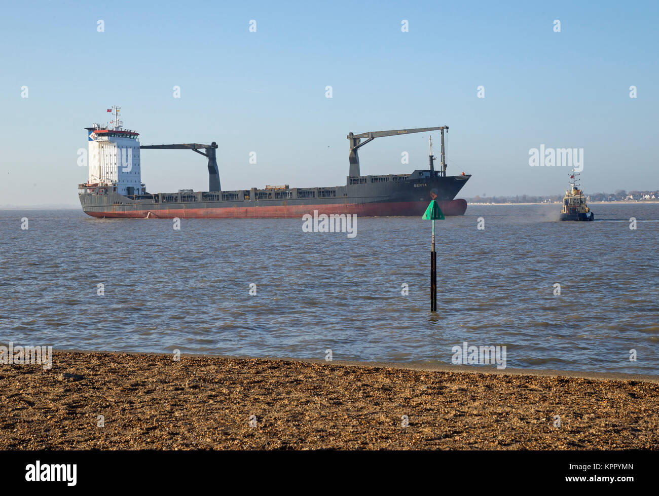 Un gran buque portacontenedores, cerca del puerto de Ipswich, Inglaterra. Foto de stock