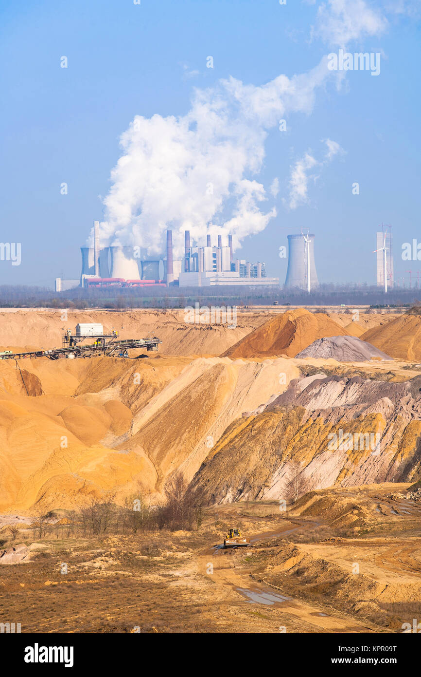 Alemania, de lignito a cielo abierto en Garzweiler cerca Juechen minero, en el fondo de la planta de energía Neurath. Deutschland, Braunkohletagebau Garzweiler bei Foto de stock