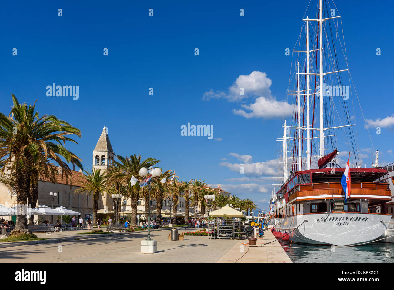 Los buques de crucero a lo largo del paseo marítimo, Trogir, ciudad vieja Croacia Foto de stock