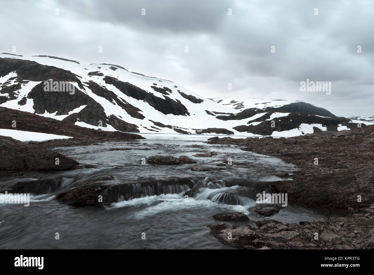 Noruego típico paisaje con montañas nevadas Foto de stock