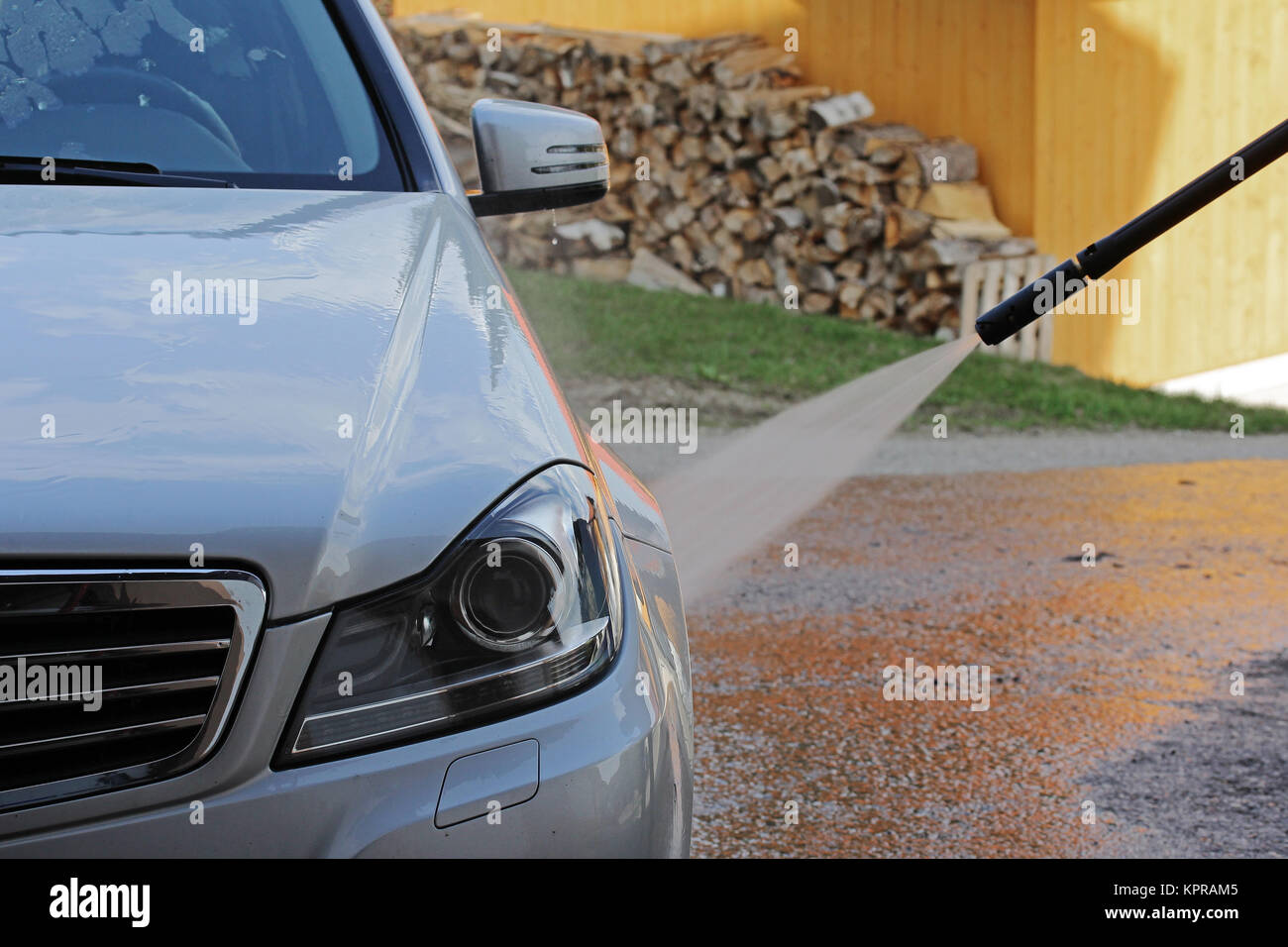 El cuidado del automóvil - car wash en cada temporada Foto de stock