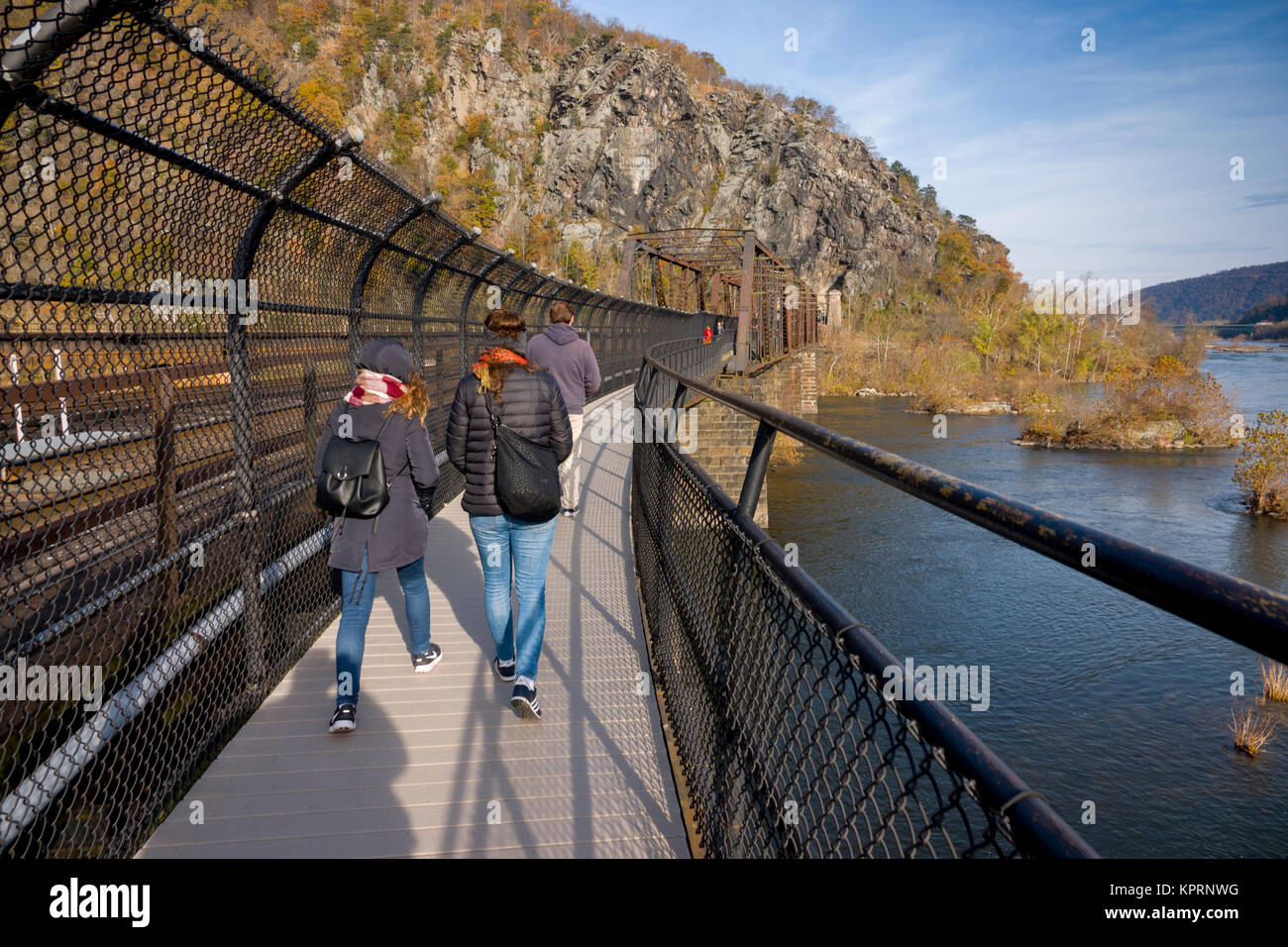 Ee.Uu. West Virginia WV excursionistas cruzar un puente del ferrocarril que también lleva el Sendero de los Apalaches en Maryland - Harpers Ferry Potomac River Foto de stock