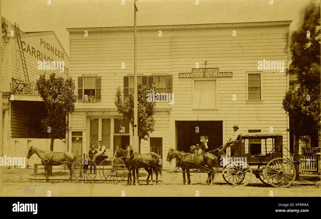 Vagón de barro/ Stagecoach delante del derribo Livery stable, junto a la fábrica de carro Pioneer Foto de stock