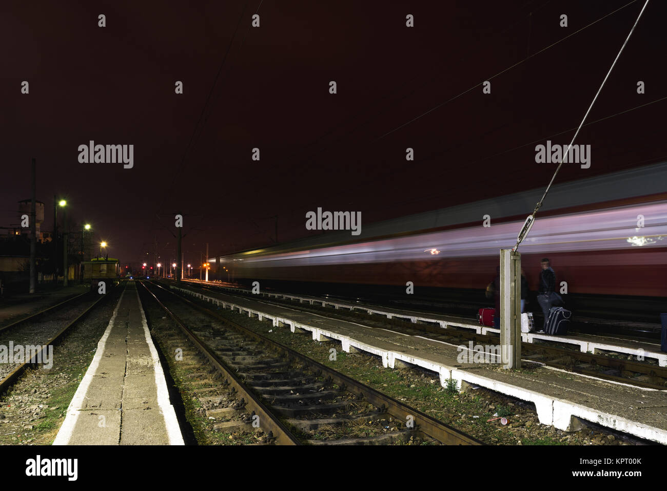 El tren pasa por una estación de ferrocarril rural en Arad, Rumania Foto de stock