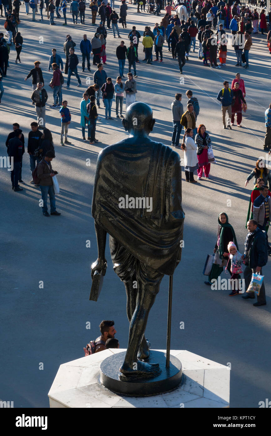 Mahatma Gandhi estatua encima de multitud de gente en la cresta en Shimla, India Foto de stock