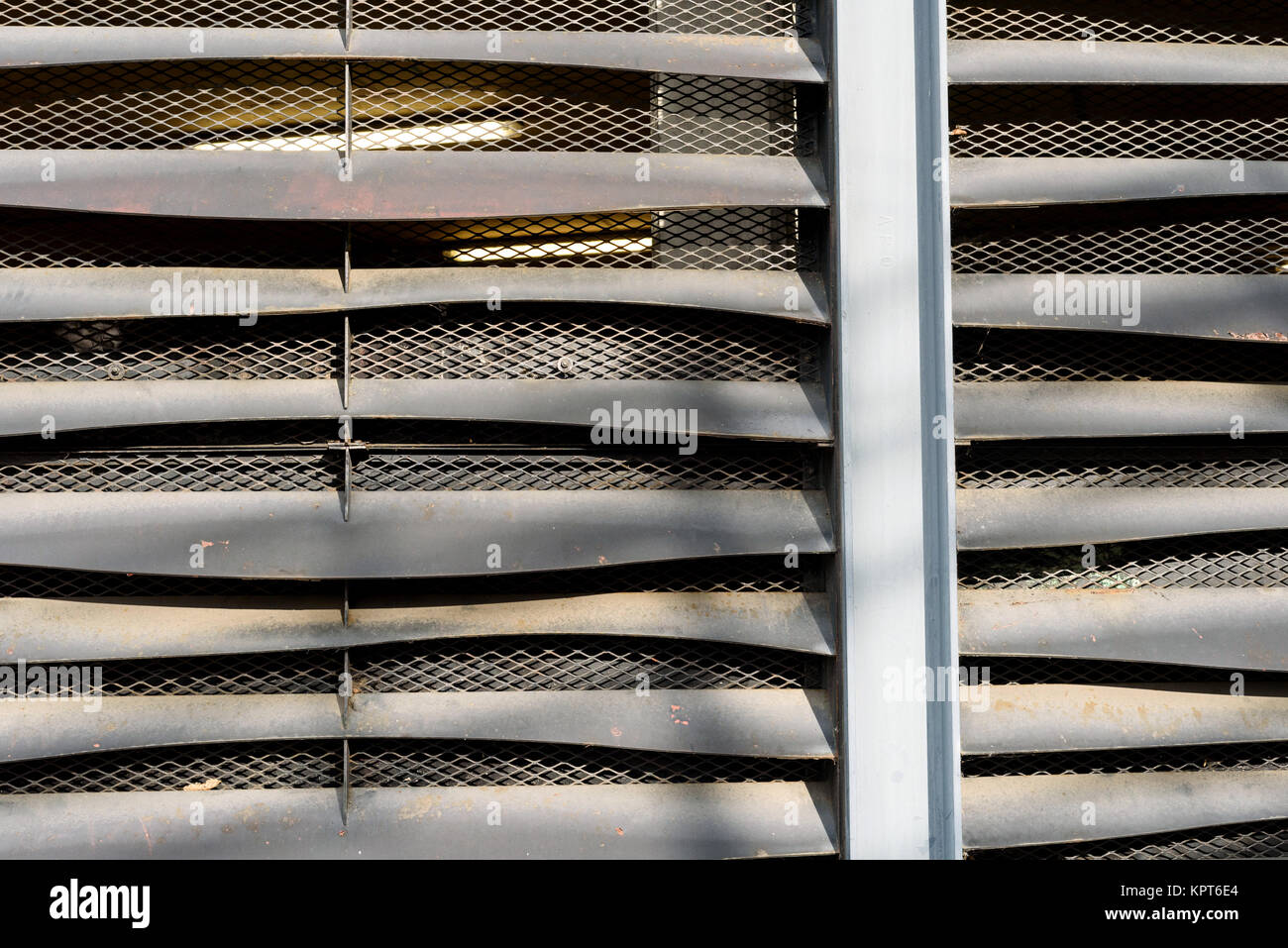 Rejillas de ventilación exterior del edificio como parte de la arquitectura  de la unidad de aire acondicionado Fotografía de stock - Alamy