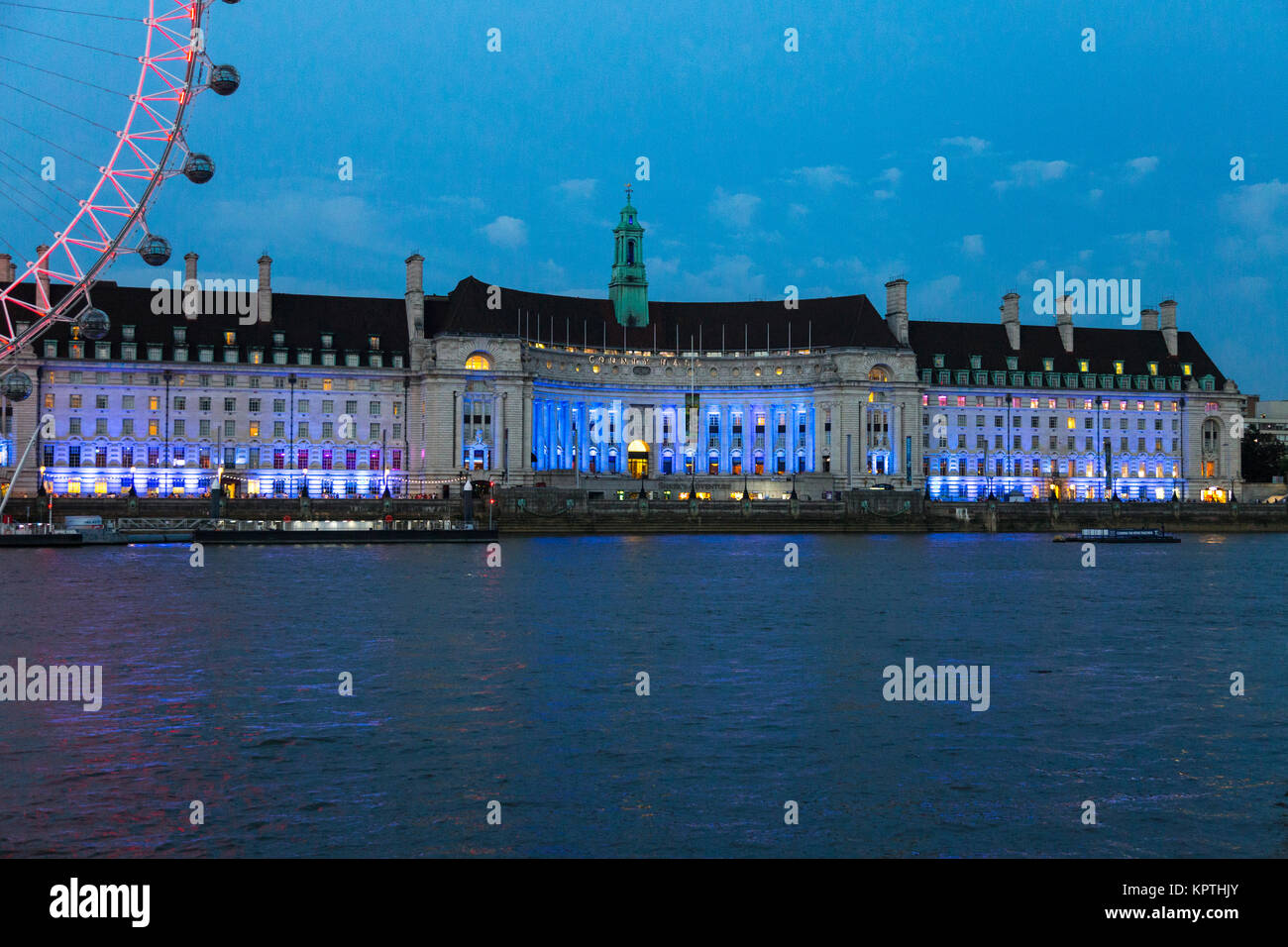 El County Hall edificio de noche, el hogar de la vida del mar el Acuario de Londres, Londres, Reino Unido. Foto de stock