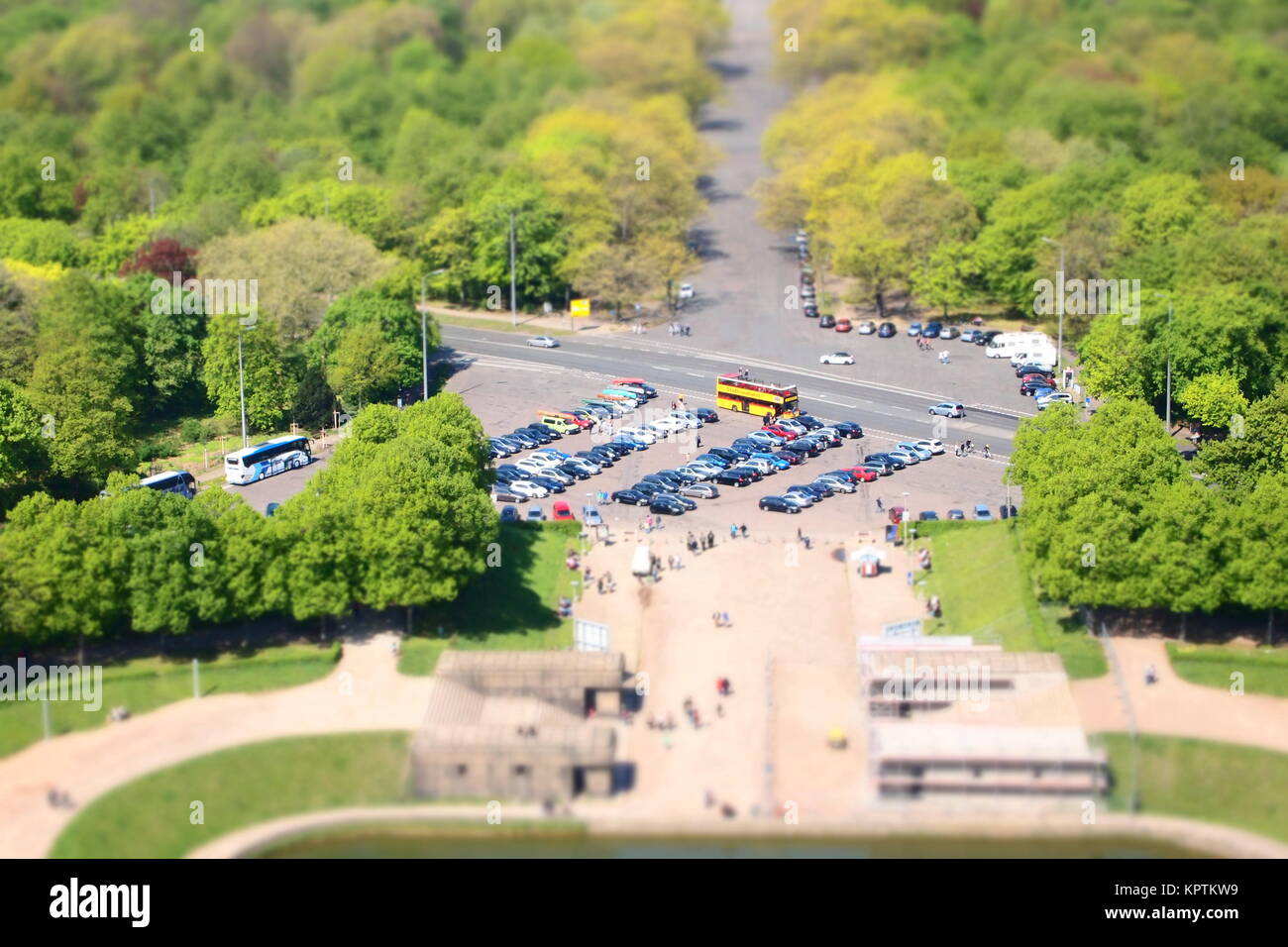 Vista de un estacionamiento y estacionamiento desde arriba en Tilt Shift Foto de stock