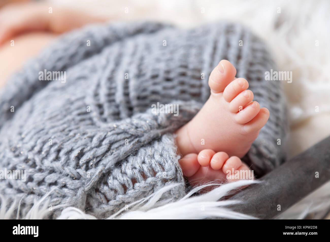 Hermoso bebé recién nacido dedos dentro de una canasta Foto de stock