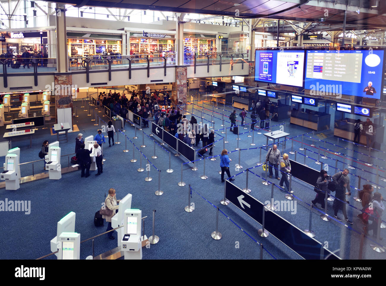 Las personas en el Aeropuerto Internacional de Vancouver YVR llegadas al aeropuerto, contadores de seguridad interior, Victoria, British Columbia, Canadá 2017 Foto de stock