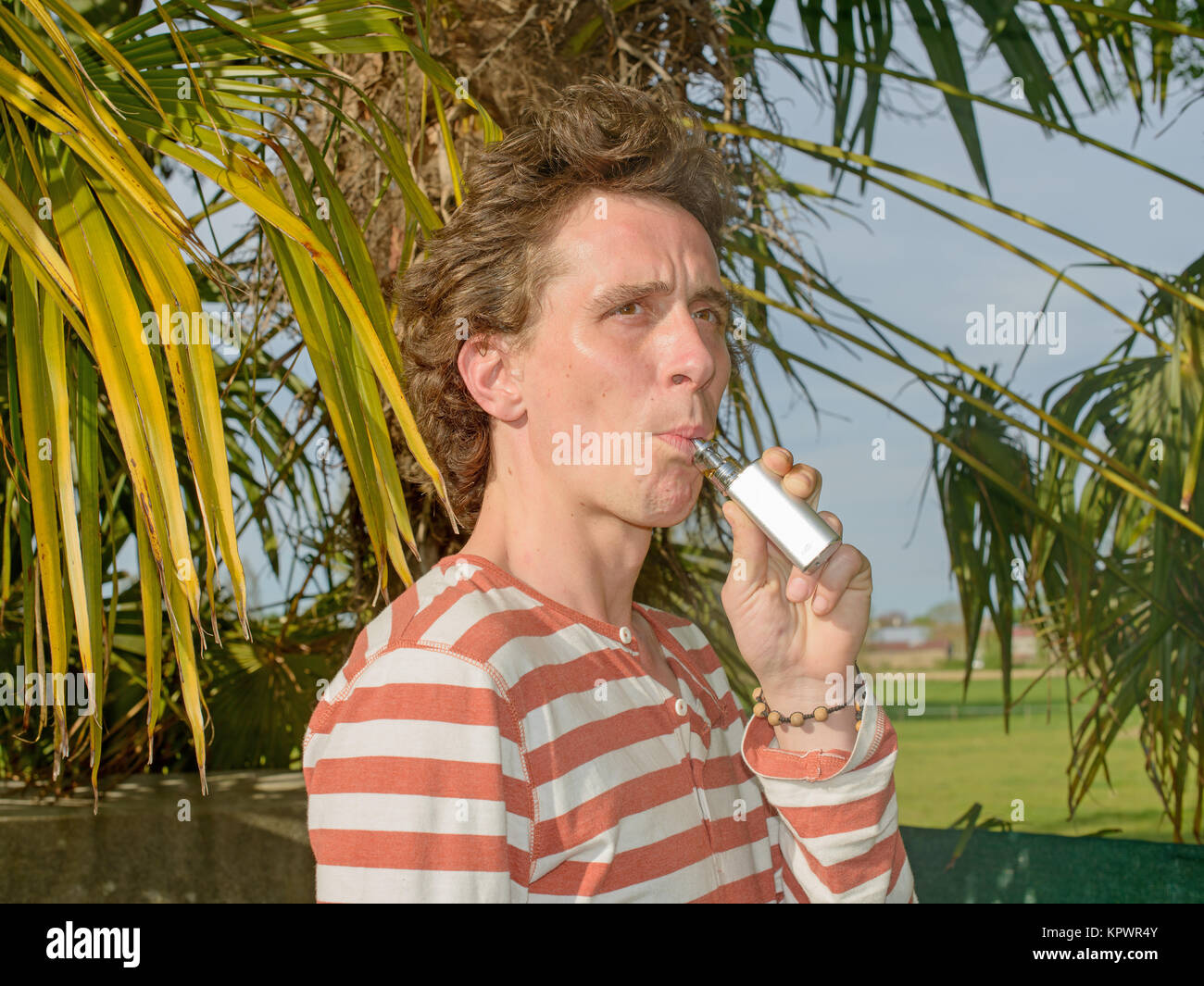 Hombre con un cigarrillo electrónico Foto de stock