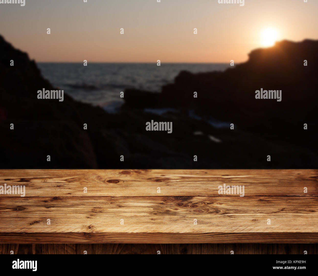 Tabla de madera rústica en el mar Foto de stock