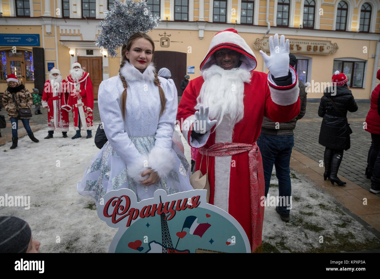 Pere Noel francés y ruso-nieve maiden toma parte de la presentación internacional de padres Navidad en el centro de la Plaza Roja en Rybinsk, Rusia Foto de stock