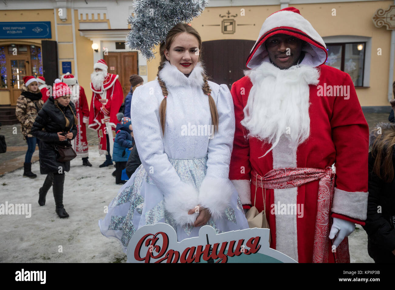 Pere Noel francés y ruso-nieve maiden toma parte de la presentación internacional de padres Navidad en el centro de la Plaza Roja en Rybinsk, Rusia Foto de stock