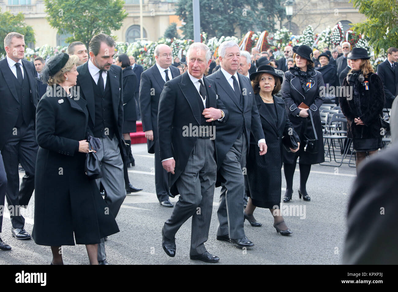 Bucarest, Rumania - Diciembre 16, 2017: el Príncipe Carlos de Gran Bretaña asiste a la ceremonia fúnebre por el difunto Rey Miguel I de Rumania en frente del antiguo Palacio Real. Foto de stock