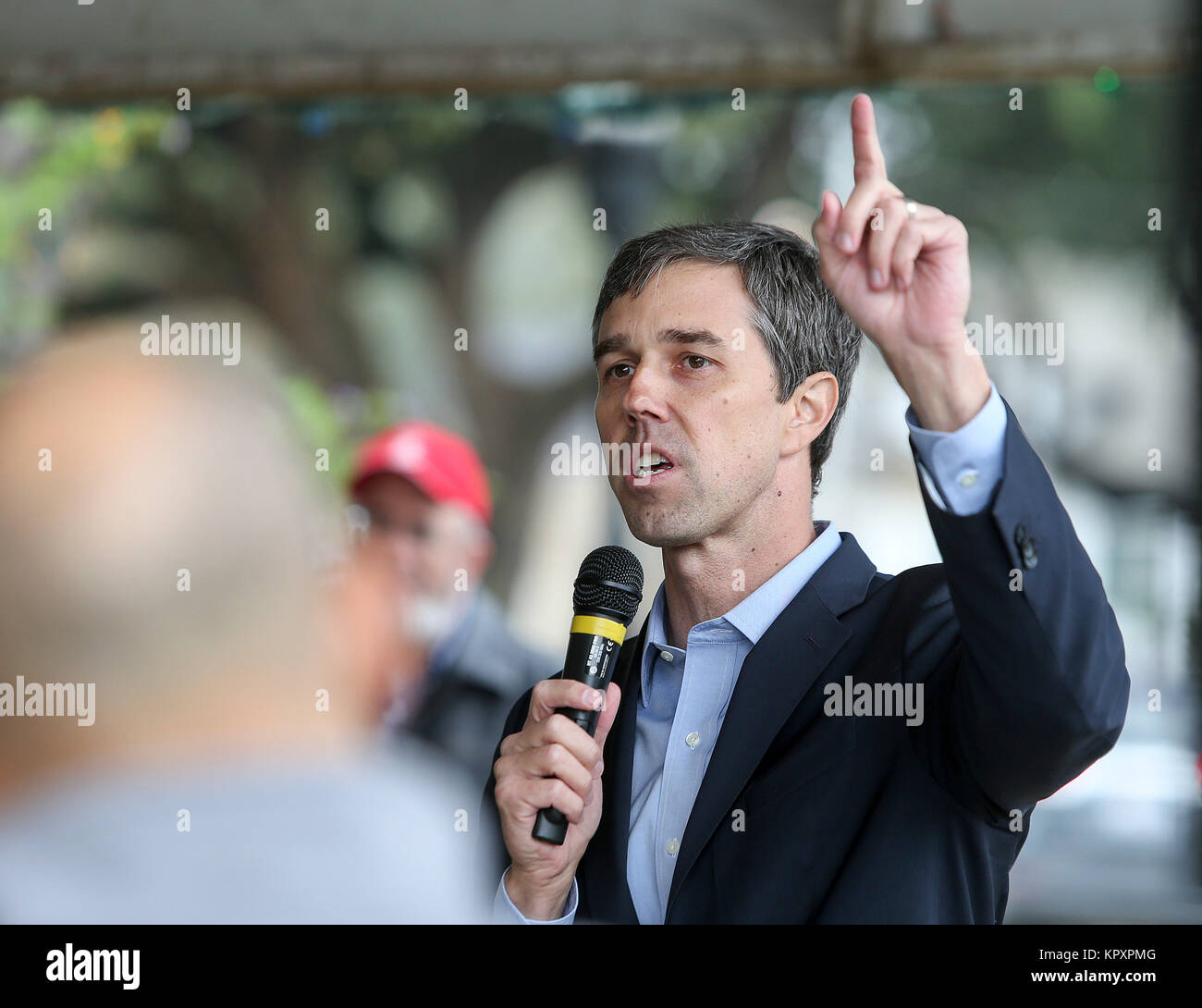 Sealy, Texas. Rep. 17 Dec, 2017. Beto O'Rourke, D-Texas habla con sus partidarios durante una reunión en el ayuntamiento en el levine Park Pavilion en Sealy, TX. John Glaser/CSM/Alamy Live News Foto de stock