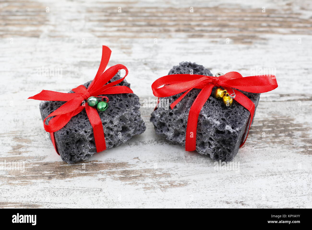 Navidad carbón presente con una cinta roja, dulce regalo para chicos malos  Fotografía de stock - Alamy