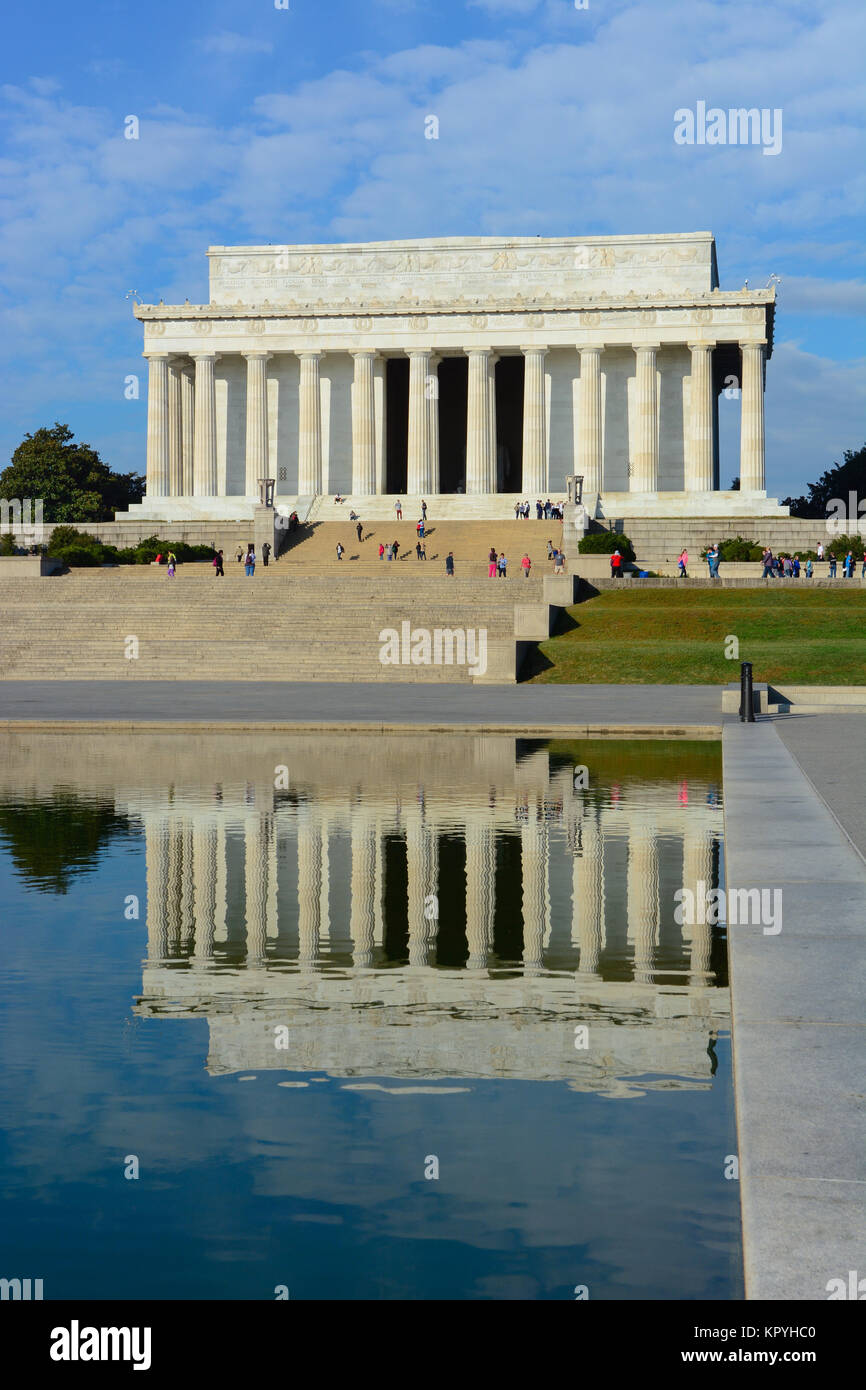 Vista vertical del Lincoln Memorial y la reflexión en la piscina reflectante, Washington DC, EE.UU. en un cálido día soleado cielo azul con nubes de luz Foto de stock