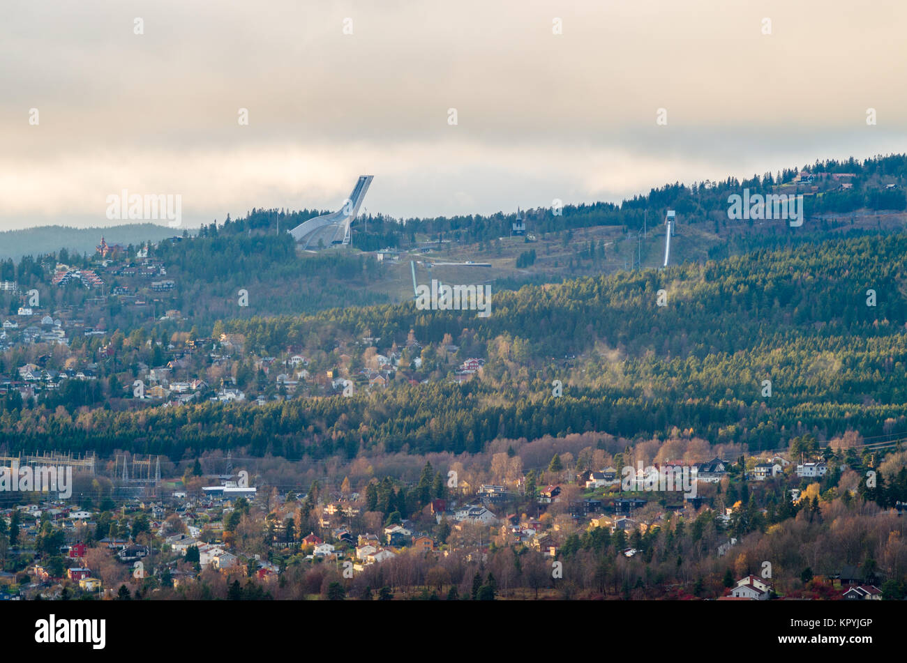 General, Vista de larga distancia de salto de esquí Holmenkollen centro con Holmenkollbakken y Holmenkollen capilla, justo antes de la temporada de esquí. Foto de stock