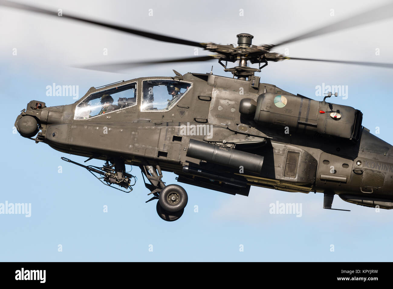 Un Boeing helicóptero de ataque AH-64 Apache de la Real Fuerza Aérea de los Países Bajos en la Base Aérea de Gilze-Rijen. Foto de stock