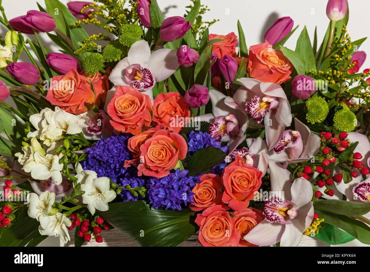 Composición de flores de rosas rosas, orquídeas blancas, tulipanes rojos, y  Jacinto hrzemtem. Arreglo de flores en una caja para una chica de rosas,  tulipanes y Fotografía de stock - Alamy