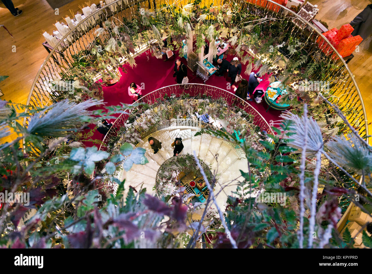 Escalera de caracol decorada para Navidad en Fortnum & Mason, Londres, Reino Unido. Foto de stock