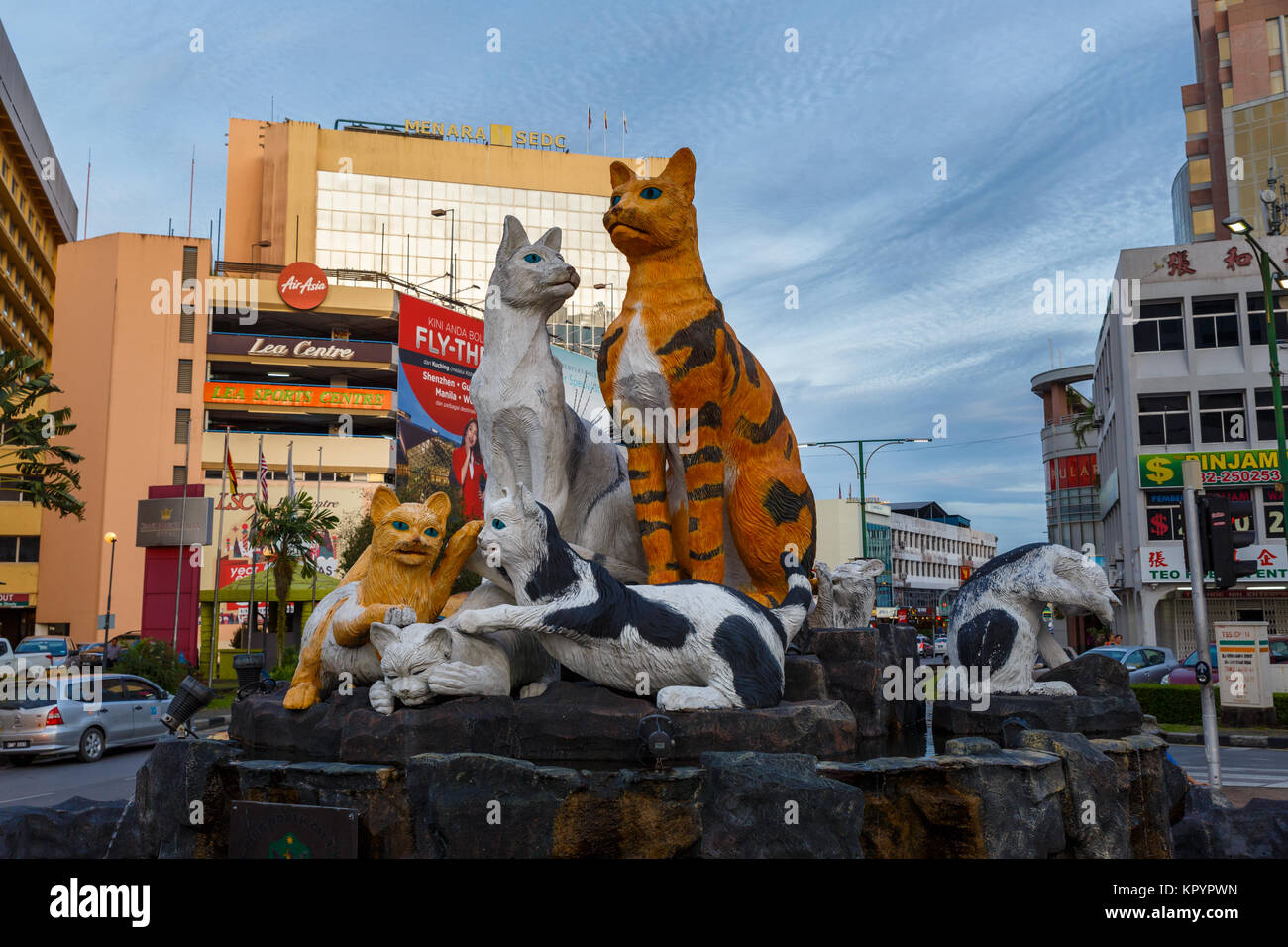 Gatos monumento erigido en el centro de Kuching, Sarawak, Malasia. Foto de stock