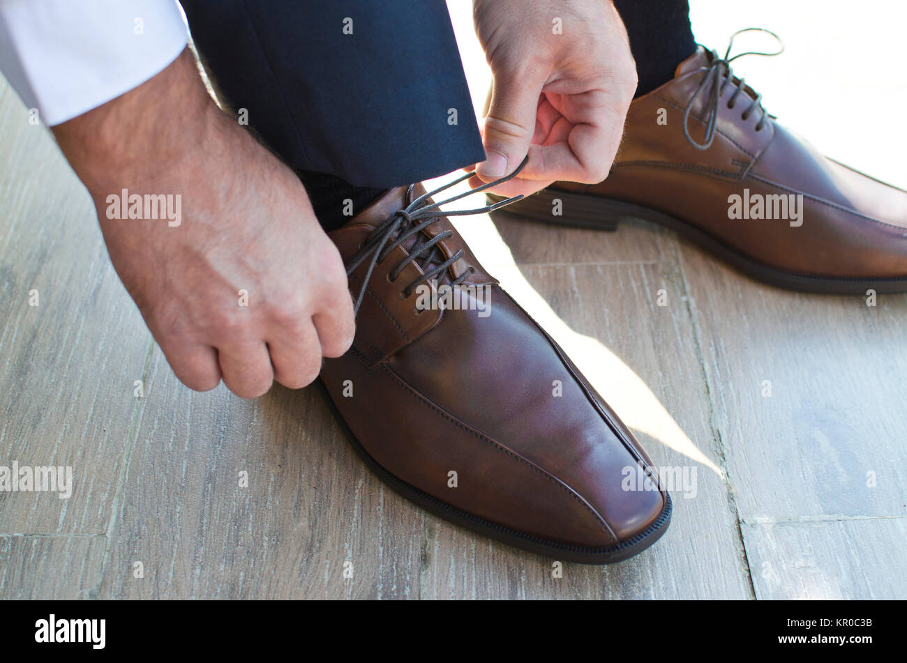 El hombre lleva zapatos. Calcetines amarillos Fotografía de stock - Alamy