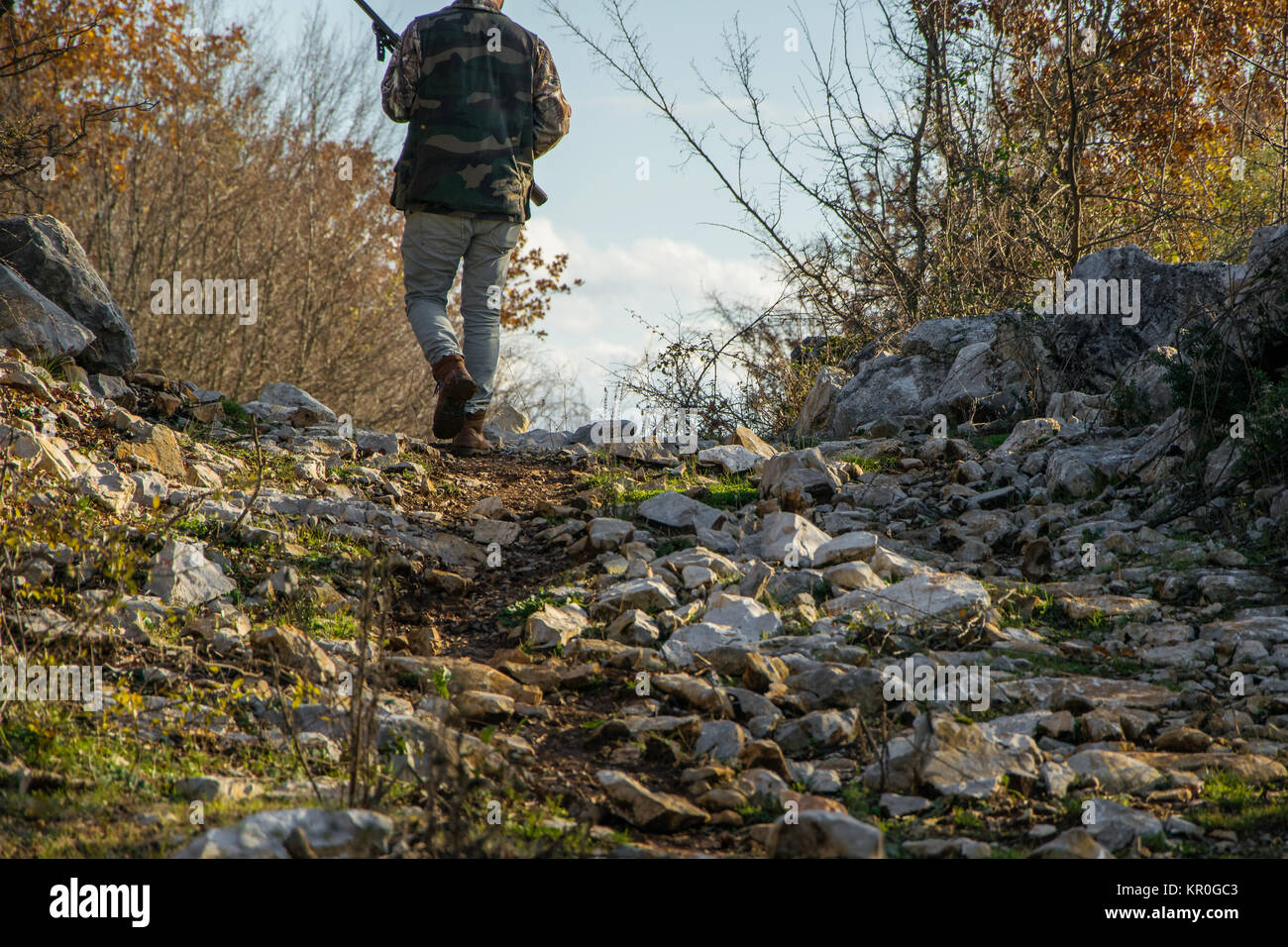 La actividad al aire libre - hombre cazador con rifle en la naturaleza  salvaje Fotografía de stock - Alamy