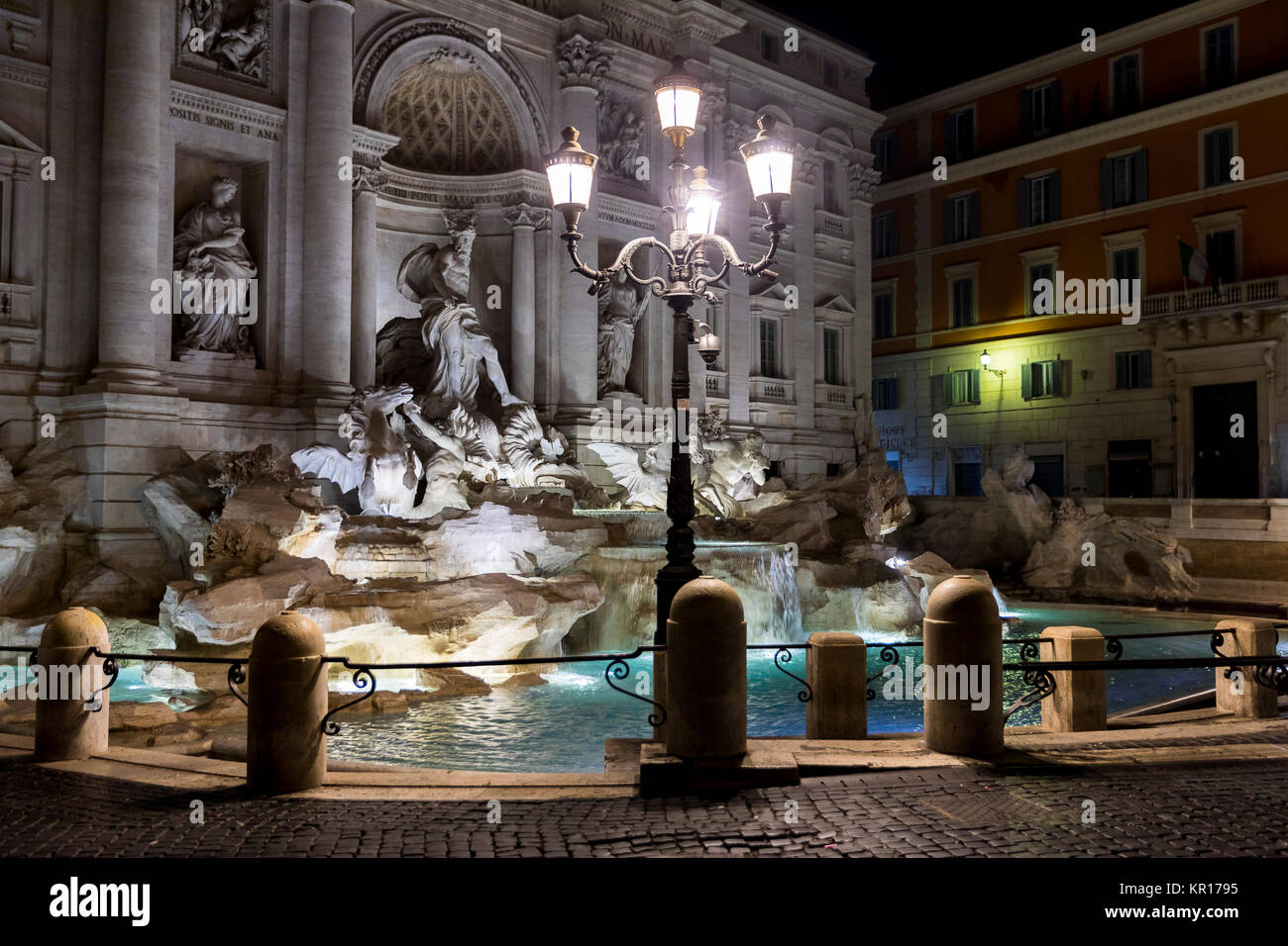 Fontana di Trevi de noche Roma Italia Foto de stock