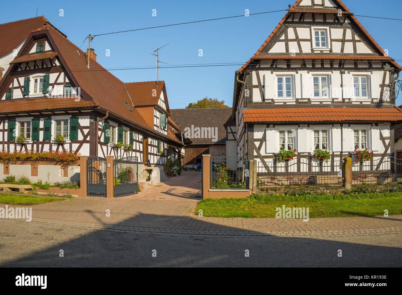 Casas con entramados de madera con decoración floral, Seebach, pequeña aldea en la región de Alsacia, Francia, miembro de la asociación de los pueblos más bellos de Francia Foto de stock