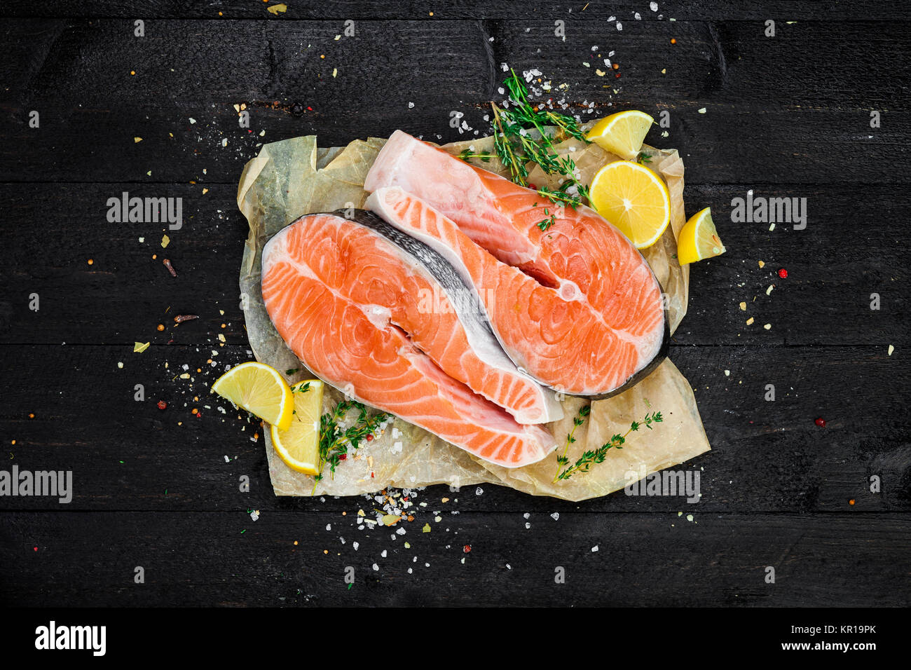Filetes de salmón en black mesa de madera vista superior Foto de stock