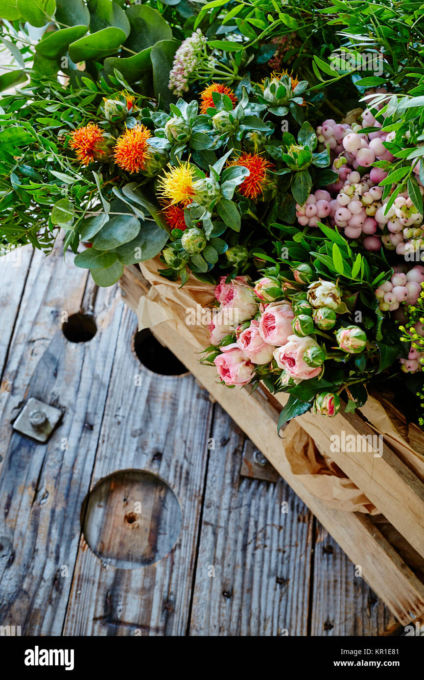 Wild Bunch de Flores en caja de madera Foto de stock