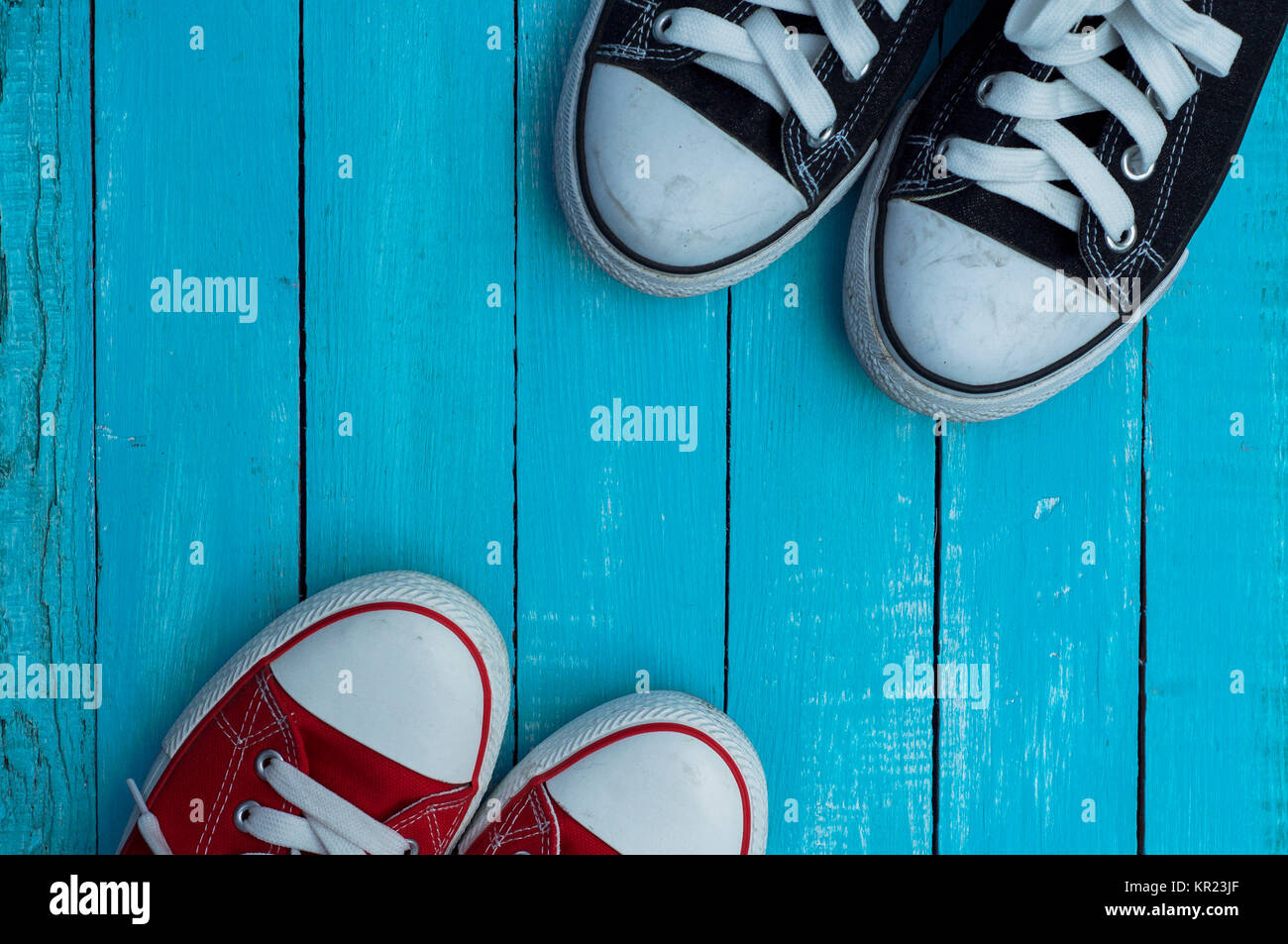 Zapatillas rojas y azules, vista superior Fotografía de stock - Alamy