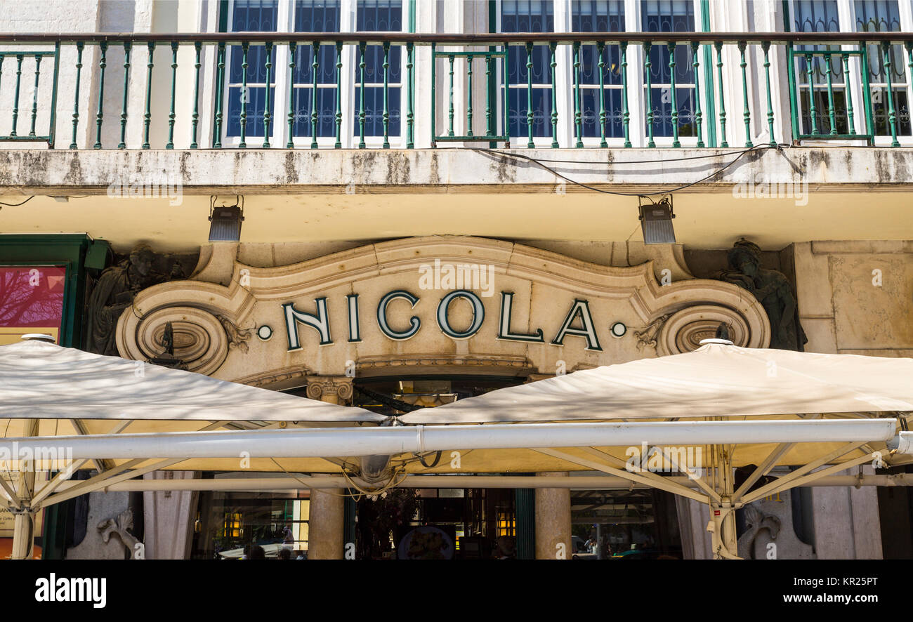 Cafetería Nicola ha estado abierto desde el siglo XVIII y es un antiguo icono de Lisboas historia frecuentado por conocidos escritores, artistas y políticos. Foto de stock